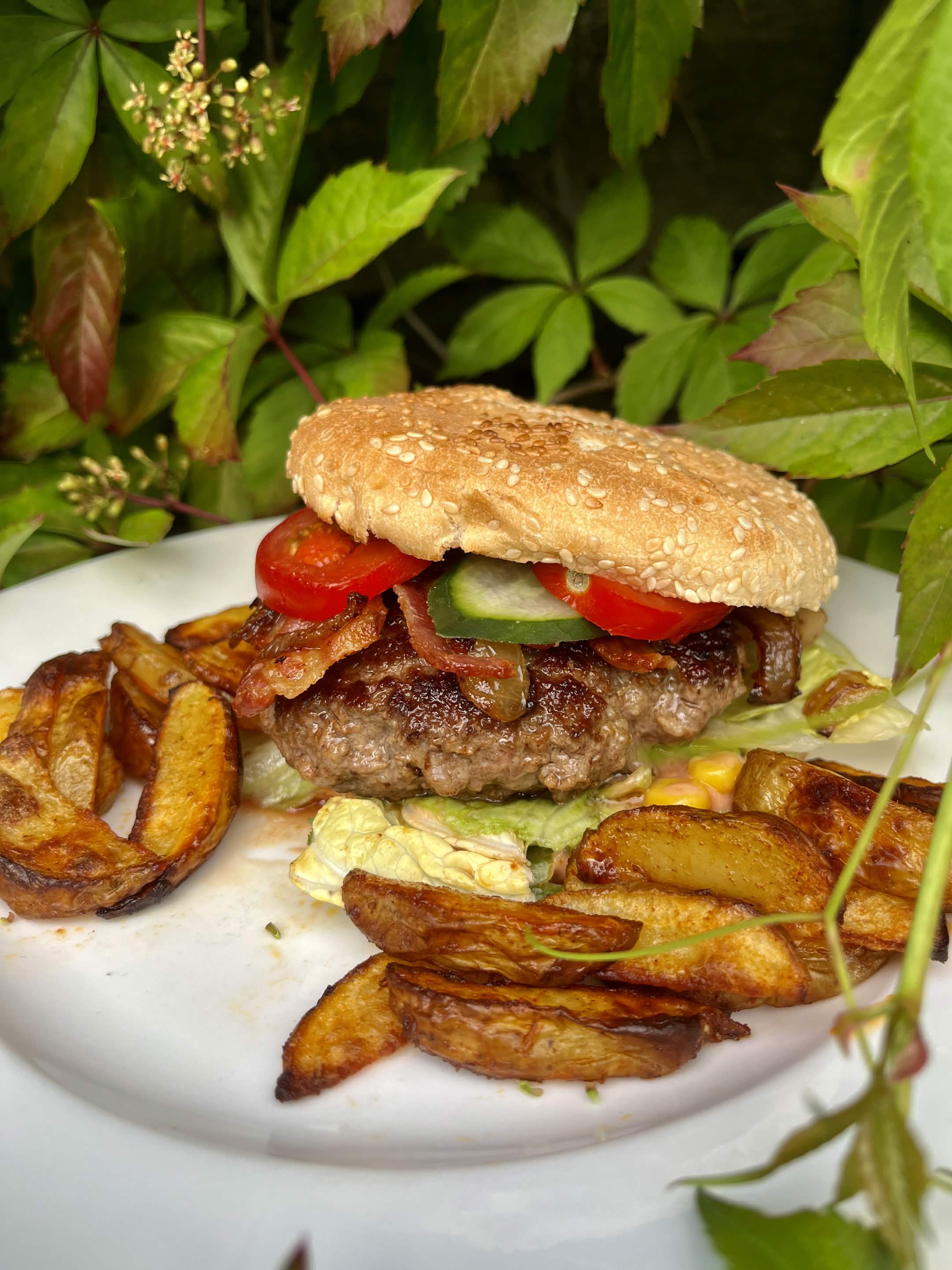Hjemmelaget Angus-burger av kvernet fra Eirgarden, servert med potetbåter