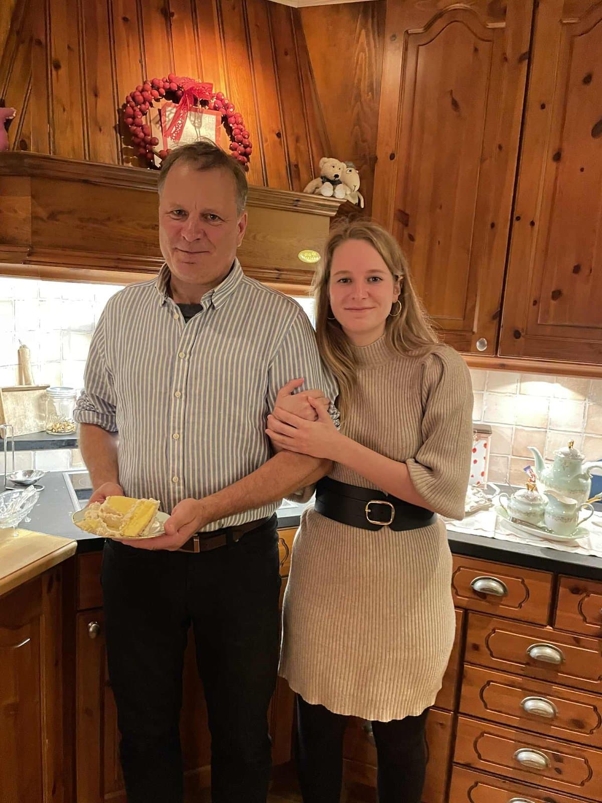 Steinar og Ivy på kjøkkenet